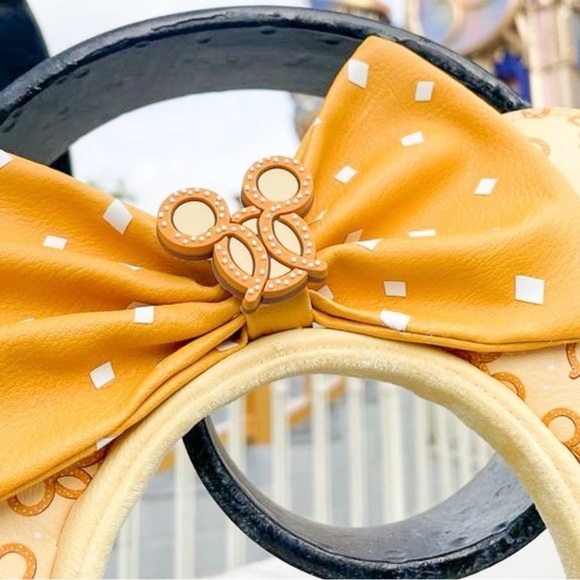 Disney Parks Loungefly Minnie Mouse Pretzel Ears For Adults - Picture 8 of 10